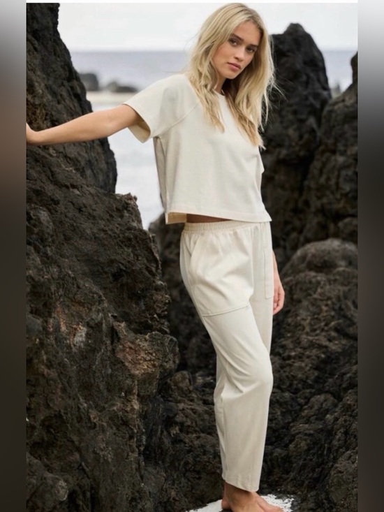 Vuori Tops - RARE Vuori mackenzie top cream S